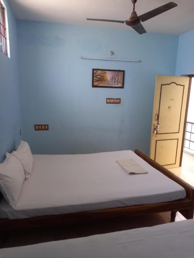 Parisha Residency- Temple Side Hotel 치담바람 외부 사진