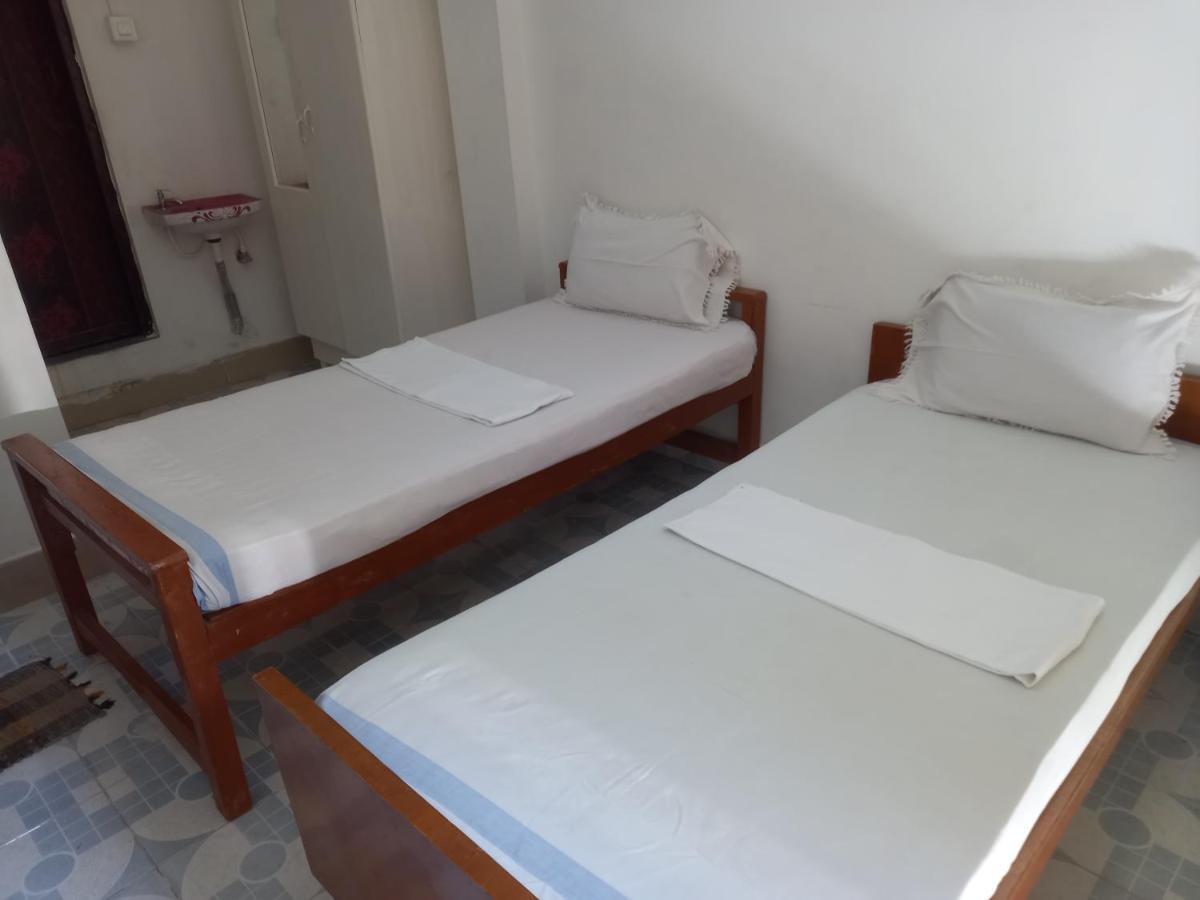 Parisha Residency- Temple Side Hotel 치담바람 외부 사진