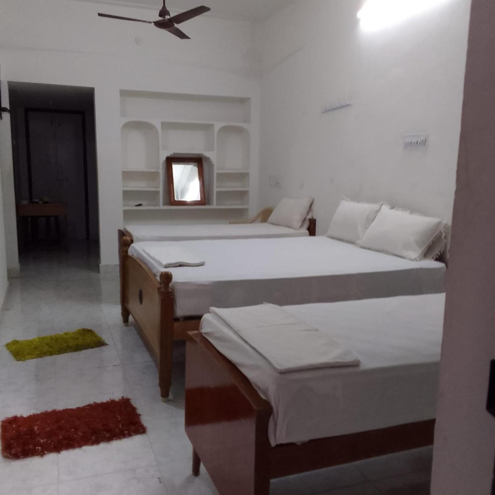 Parisha Residency- Temple Side Hotel 치담바람 외부 사진